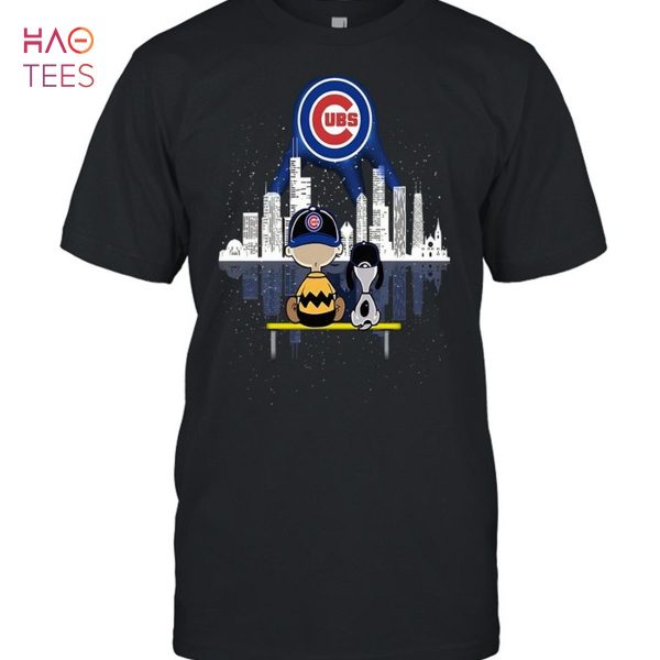 Charlie Brown And Snoopy Dog Watching City Chicago Cubs T-Shirt