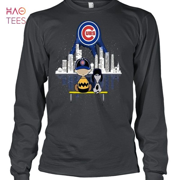 Charlie Brown And Snoopy Dog Watching City Chicago Cubs T-Shirt