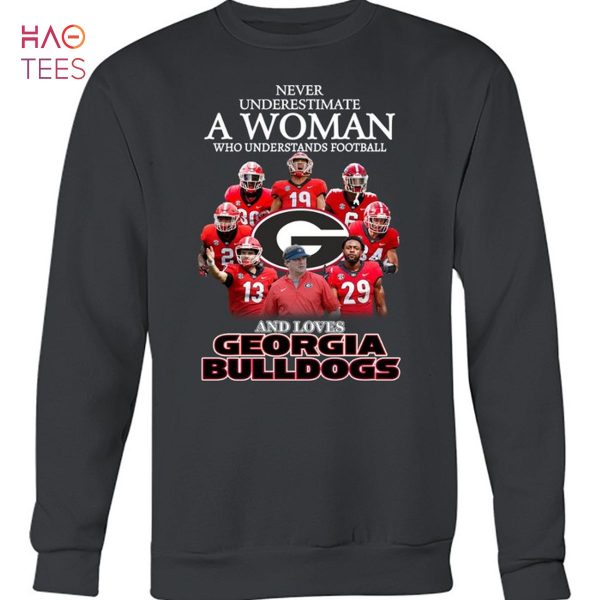 Never Underestimate A Woman Who Understands Football And Loves Georgia Bulldogs Hot T-Shirt