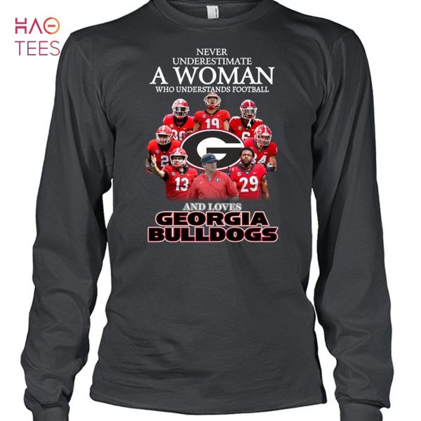Never Underestimate A Woman Who Understands Football And Loves Georgia Bulldogs Hot T-Shirt