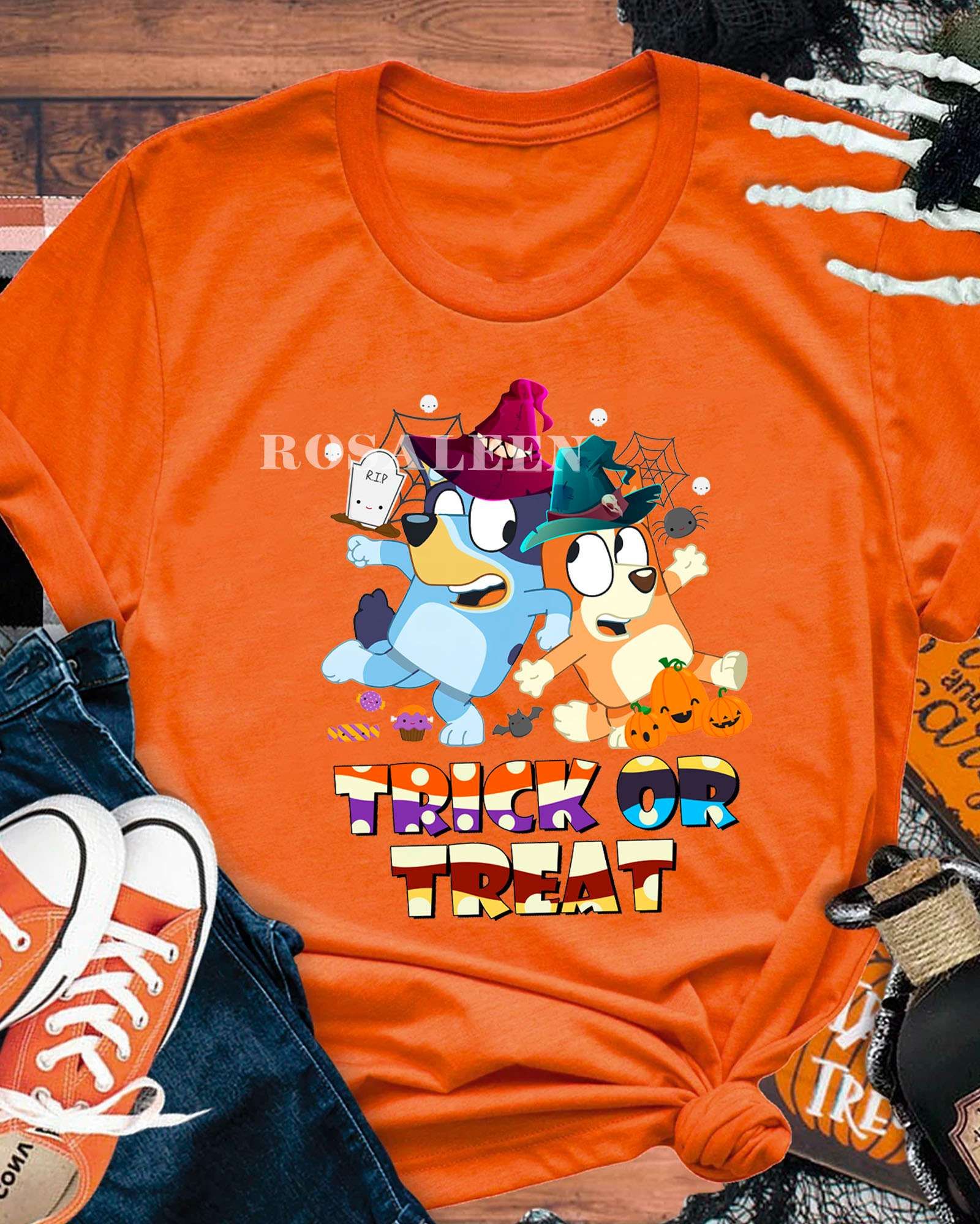 PREMIUM Bluey Trick r Treat Halloween Sweatshirt, T-Shirt PREMIUM Bluey Trick r Treat Halloween Sweatshirt, T-Shirt